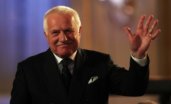 Odcházející prezident Václav Klaus se zdraví s lidmi, kteí dorazili na