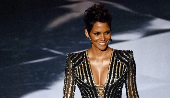 Halle Berry uvádí na oscarech poctu Jamesi Bondovi.