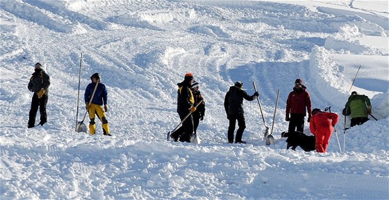 okovanému manelskému páru vyjelo na pomoc est záchraná na tykolkách a skútru. (Ilustraní snímek)