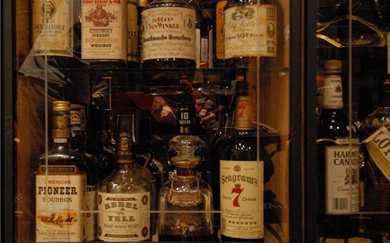 Zlodji si v táborském supermarketu vybírali drahé lahve whisky. (ilustraní