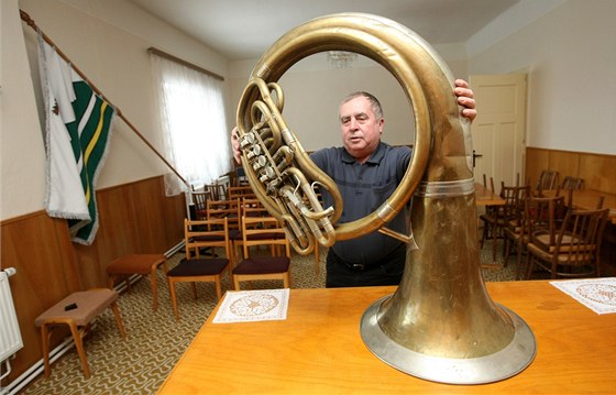 Místostarosta Lesonic Miroslav Dohnal ukazuje nkteré z nástroj, je se zatím