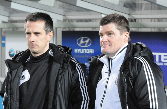 Dvojice budjovických trenéru Martin Vozábal (vlevo) a Pavol vantner sledují