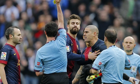 Barcelonský branká Victor Valdés (nakrátko stiený) dosal ervenou kartu po...