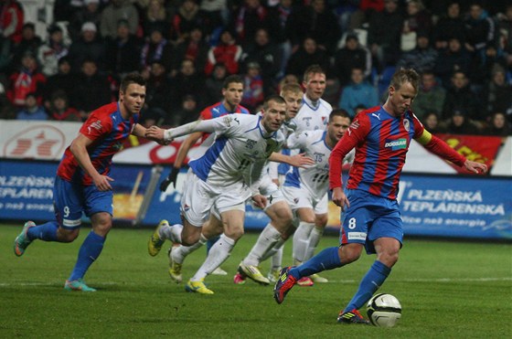 Plzeský David Limberský zahrává penaltu.