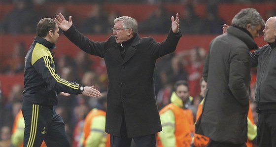 Trenér Alex Ferguson z Manchesteru United zuí po rozhodnutí rozhodího.