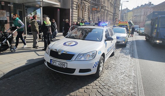 ena vypadla z okna v centru Jihlavy. Pi pádu z druhého patra na kamennou dlabu se velmi tce zranila, musela být pevezena do brnnské nemocnice. Ilustraní snímek.