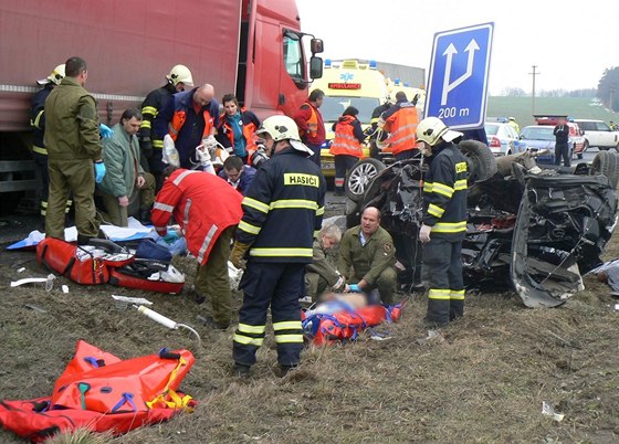 Tragická nehoda kamionu a osobního auta u Holýova si vyádala jeden lidský