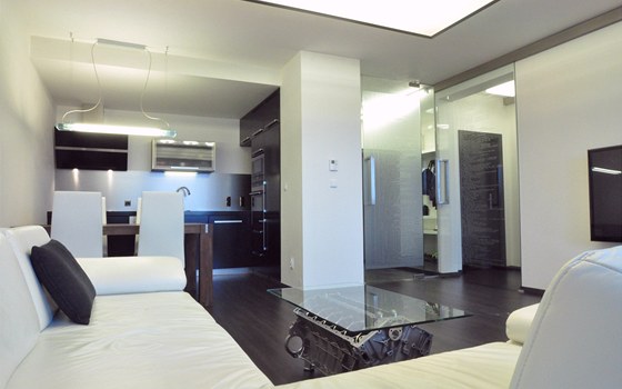 Pánský byt je celý zaízen pouze v erno-bílé barevné kombinaci. 