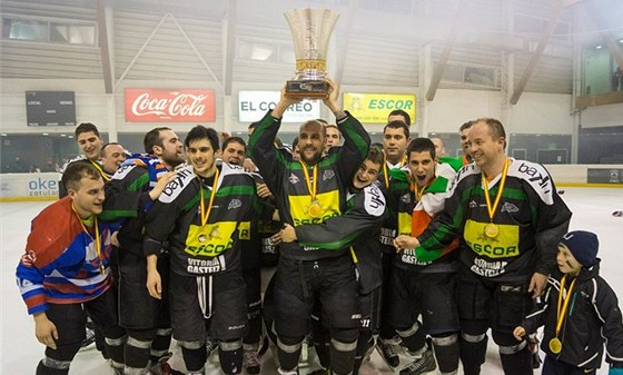 Hokejisté CD Hielo Bipolo se radují z prvního panlského titulu v historii