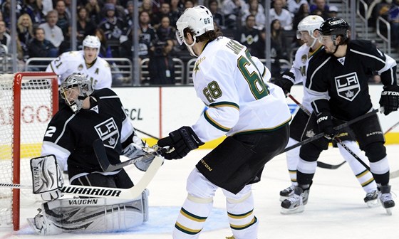 Jaromír Jágr z Dallasu pekonává gólmana Jonathana Quicka z Los Angeles. 