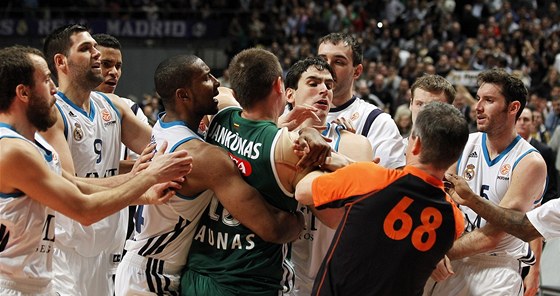 Potyka v prvním duelu mezi basketbalisty Realu Madrid a algirisu Kaunas.