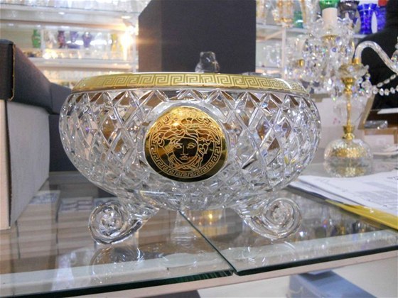 Vzorky padlk skláských a porcelánových výrobk s logem Versace, které koncem