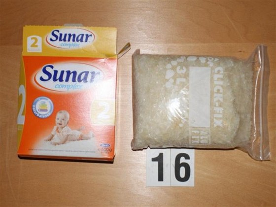 Krabice s obalem od dtské výivy, ve kterých Vietnamci drogu transportovali a