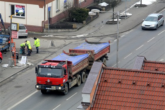 Nákladní automobily, které odváí bahno z táborského rybníka Jordán do pískovny