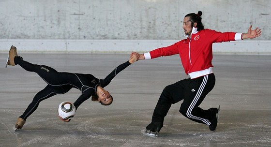 S MÍEM. Nkdejí turecký fotbalista Ilhan Mansiz se ani na ledu pi