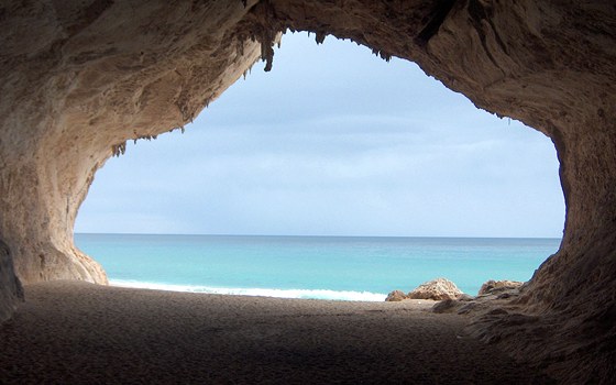 Jeskyn na plái Cala Luna