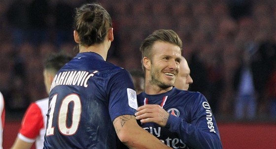 IBRA A BECKS. David Beckham (vpravo) gratuluje ke gólu Zlatanu Ibrahimovicovi,