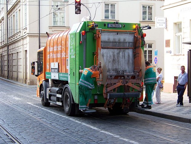 Podle Praských slueb se v praských ulicích denn pohybuje 97 a 103 vozidel