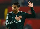 Cristiano Ronaldo z Realu Madrid dkuje fanoukm Manchesteru United, za kter...