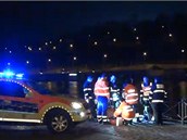 Záchranái zasahují u Mánesova mostu.