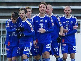 GRATULACE. Olomout fotbalist v Hradci Krlov dvakrt s Janem Navrtilem