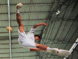 LÉTAJÍCÍ ASIJEC. Barmtí studenti cvií sport zvaný sepak takraw na sportovní...