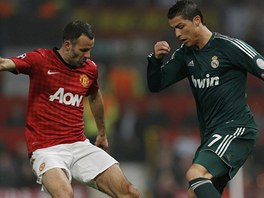 Cristiano Ronaldo z Realu Madrid (vpravo) a Ryan Giggs z Manchesteru United v...