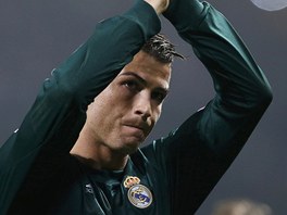 Cristiano Ronaldo z Realu Madrid se louí s diváky po zápase Ligy mistr na...