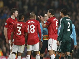 Hrái Manchesteru United diskutují s rozhodím.