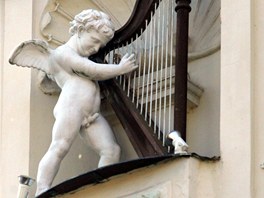 Socha andlka s ... harfou na dom Zlat harfa v komplexu karlovarskho