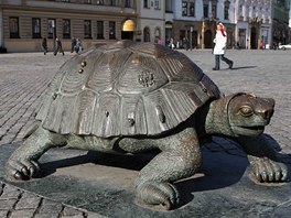 Bronzov elva, kter je soust olomouck Arionovy kany.