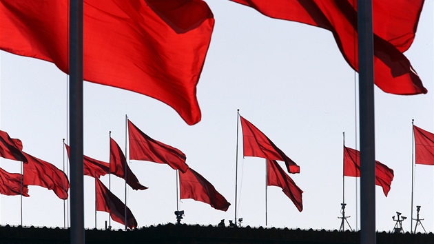 Rud vlajky nad pekingskm Palcem lidu, kde nsk parlament vol novho prezidenta (5. bezna 2013)