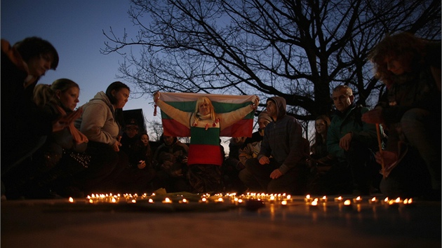 Tich pieta za bulharskho mladka Plamena Goranova, kter se uplil na protest proti pomrm v zemi (4. bezna 2013)