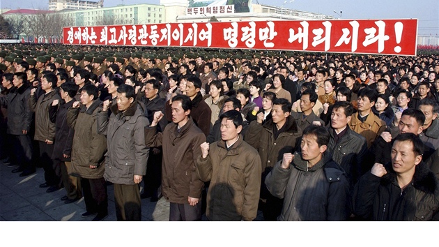 Podporu komunistickmu reimu demonstrovaly v Pchjongjangu desetitisce Severokorejc (8. bezna 2013)