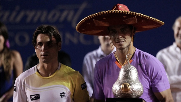 Rafael Nadal si nasadil Sombrero a na turnaji v Acapulcu pevzal trofej pro