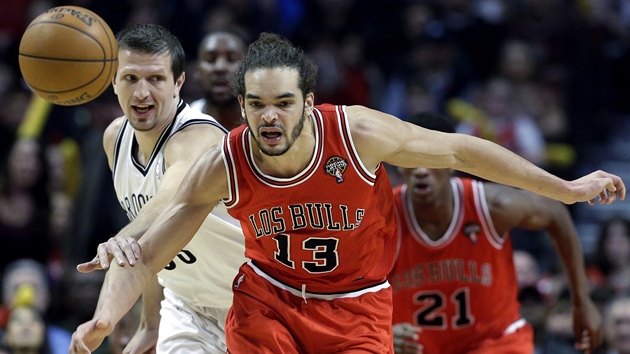 Joakim Noah (vpravo) z Chicaga se ene za odraenm mem, sth ho Mirza Teletovic z Brooklynu.