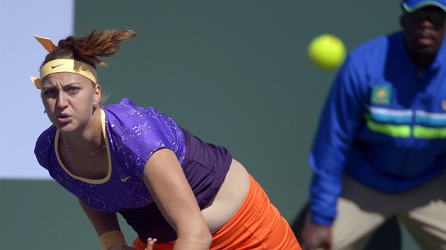 PODN. Petra Kvitov v utkn s Olgou Govorcovovou na turnaji v Indian Wells.