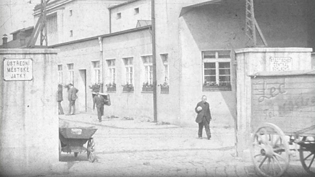 Takto v roce 1928 vypadala vstupní brána do ostravských mstských jatek.