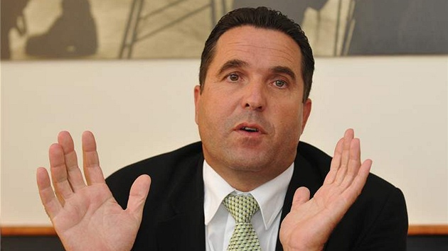 Senátor Vlastimil Sehnal (ODS) na tiskové konferenci v roce 2008 vysvětluje okolnosti nahrávky, která popisuje korupci při přidělování stavebních zakázek v Brně.