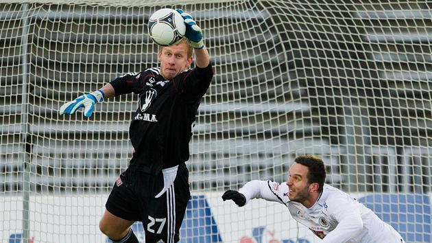 SEBERU TI TO. Zakonen hradeckmu fotbalistovi znemonil brank Zdenk Zlmal z Olomouce.