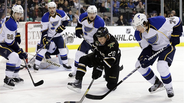 SM PROTI VEM. Cody Eakin z Dallasu je obklen tymi soupei ze St. Louis. Druh zleva je obrnce Roman Polk.