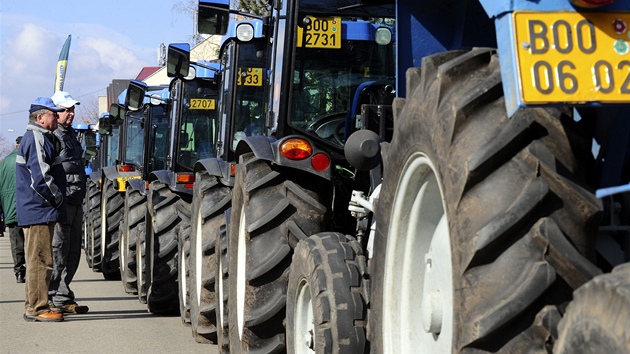 Vznikl tak nov svtovho rekord nejdel souvisl ady traktor z jedn obce.