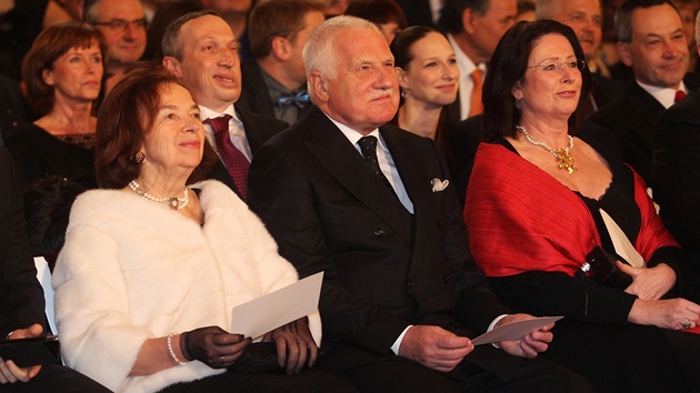 Vclav Klaus a jeho cho Livia Klausov na koncert. Vlevo ministr Martin Kuba a vpravo pedsedkyn Snmovny Miroslava Nmcov (3. bezna 2013)