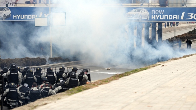 Nsiln protesty ve Skopji. Policist museli pout slzn plyn. 
