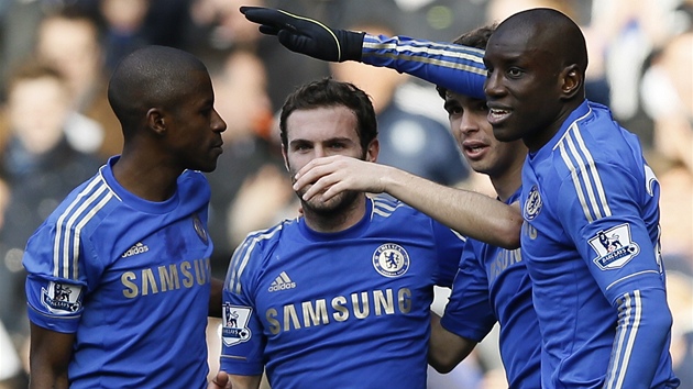 DOBR PRCE. Fotbalist Chelsea se raduj z glu. spnm stelcem je Demba Ba (vpravo).