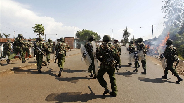 Pznivci nespnho kandidta o post prezidenta Raila Odingy vyli do ulic. Zasahovat proti nim musela i policie.