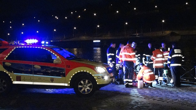 Zchrani resuscituj enu vytaenou z Vltavy. Do eky ji srazilo osobn auto pi dopravn nehod na Mnesov mostu (5. bezna 2013)