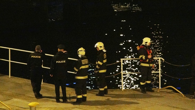 Zchrann akce po dopravn nehod na Mnesov mostu (5. bezna 2013)