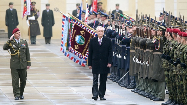 Prezident Milo Zeman prochází kolem voják na tetím nádvoí Praského hradu....
