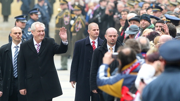 Prezident Milo Zeman se zdraví se svými píznivci na tetím nádvoí Praského...
